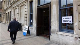 英國大選日（2）
英國大選8日登場，投票所開放時間為上午7時至晚間10
時，隨後馬上徹夜進行開票。圖為倫敦一處投票所。
中央社記者戴雅真倫敦攝 106年6月8日