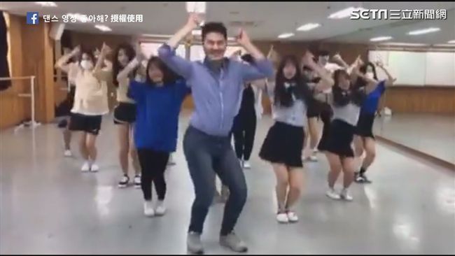 型男老師大跳女團舞　比少女更少女