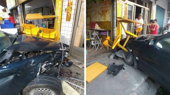 轎車遭撞進早餐店　桌椅店面全毀
