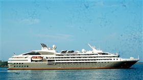 法國遊輪泊靠馬公　遊客驚艷港灣（1）
法國郵輪「南冠輪」9日清晨駛抵馬公港，令人驚艷，這是2017年4月繼美籍「銀幻號」郵輪之後的第2艘國際郵輪泊靠，「南冠輪」帶來161位來自歐美的遊客，暢遊澎湖美麗的海灣。
中央社  106年6月9日