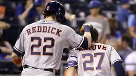 ▲休士頓太空人強打Jose Altuve（右）擊出致勝全壘打送回Josh Reddick，兩人形成身高差。（圖／美聯社／達志影像）