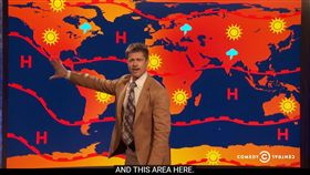 16:9
嘲諷川普！化身氣象播報員　布萊德彼特：接下來會好熱唷～
圖／翻攝自Comedy Central YouTube
https://www.youtube.com/watch?v=KuTwJUYqdQw