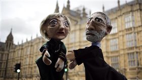 英國首相梅伊（Theresa May）、工黨領袖柯賓（Jeremy Corbyn）人偶（圖／美聯社／達志影像）