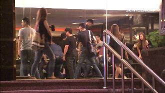 兩派人馬大亂鬥！警到場仍出拳互毆