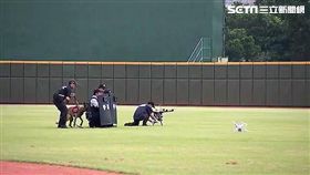 台北市針對世大運比賽場館的維安問題，未來將啟動「天網計畫」，並採用「無人機攔截槍」及「無人機攔截系統UDS」，藉以阻止遙控無人機入侵場館（翻攝畫面）