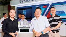 名家勿用-圖說：匯頂董事長 張帆（右2）(攝影者．駱裕隆)