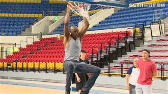 和平籃球館籃架　差點被戴維斯灌倒