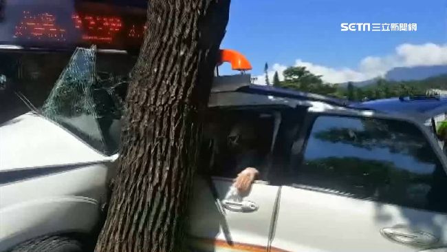 客運攔腰撞上！休旅車駕駛夾困重傷