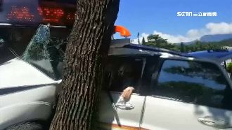 客運攔腰撞上！休旅車駕駛夾困重傷