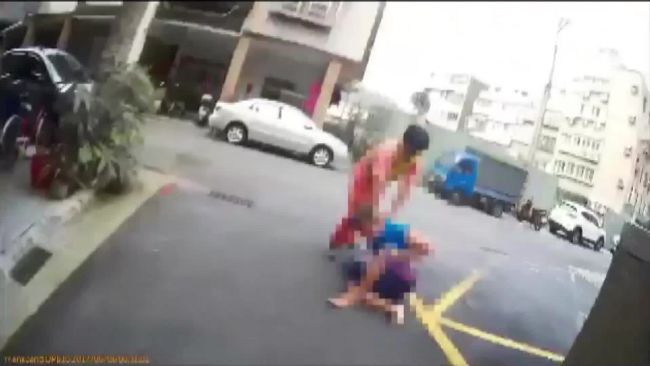 通緝犯見警狂奔　「飛毛腿」追擊逮人