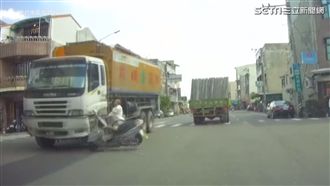 阿伯違規左轉沒注意　險被卡車輾過