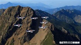 雷虎七機編隊飛越玉山　為空軍營區開放活動暖身　空軍司令部提供