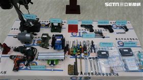 張嫌身為貨運物流公司副理，卻將公司器材扳回家中，再找自家員工在家改槍，台北市刑大接獲線報，率隊前往公司及住家查緝，一舉逮獲張嫌等5人，起獲改造手槍3把等證物（翻攝畫面）