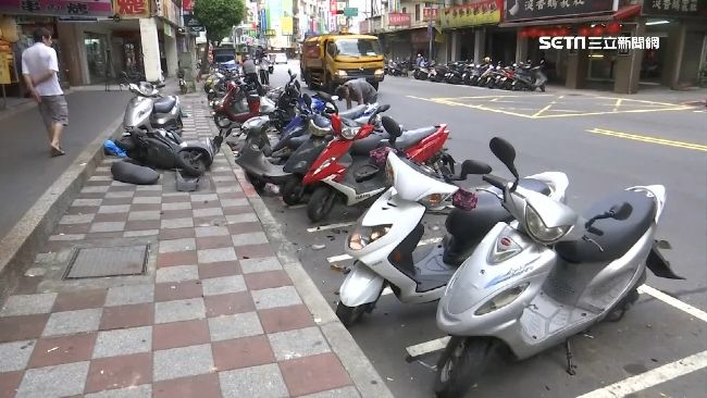 開車睡著！駕駛撞倒30機車後落跑