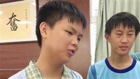 正國中李函叡（左）只有12歲，是位跳級生，將準備就
讀建國中學。
中央社記者郭芷瑄攝　106年6月9日
