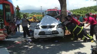 遭客運攔腰撞　前代理市長受困2小時