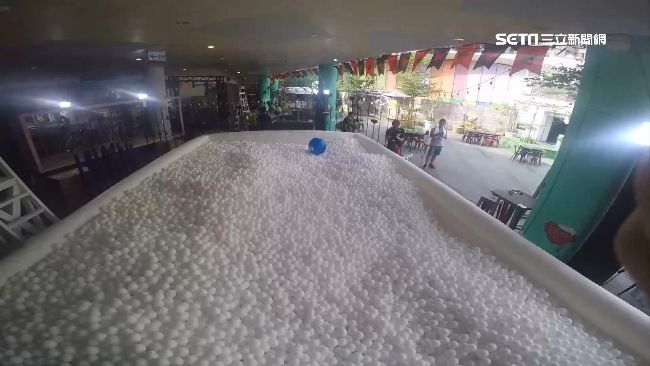 球球大戰！「療癒泳池」大人也瘋狂
