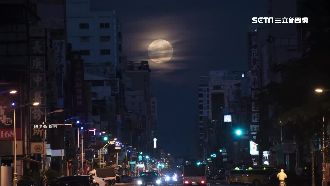 1年僅1次！高雄「懸月」奇景露臉