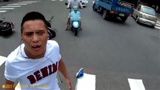 違規還逞兇嗆聲　缺牙哥臉書被灌爆