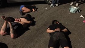 警方將3人壓制在地。（圖／翻攝畫面）
