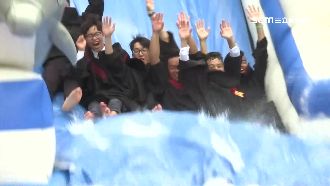 滑向夢想！畢業生齊穿學士服衝滑水道