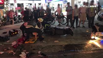 屁孩蛇行闖紅燈　待轉騎士無辜遭波及