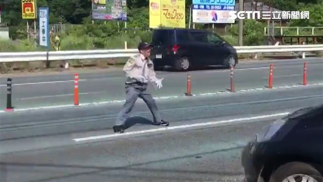 狂！舞棍停車場警衛　神舞步指揮交通