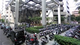 北市民生東路三段巷內私人停車場業者，怒告16名隨意停放在樑柱空隙的機車騎士涉及竊佔罪，檢方調查後予以不起訴處分（翻攝自Google地圖）