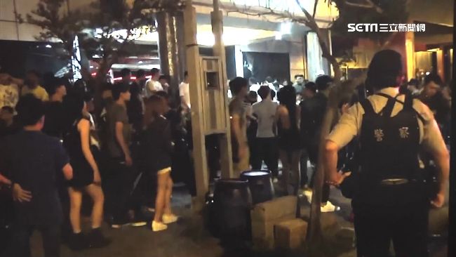 夜店聚黑衣人　警緊張盤查竟是…