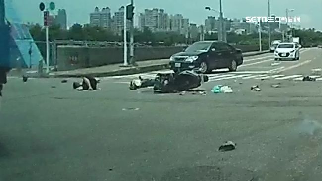 視線死角釀禍　孝子載母遭貨車撞死