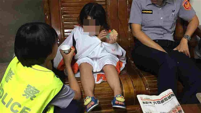媽媽殺豬不帶我去　女童半夜裸身尋母