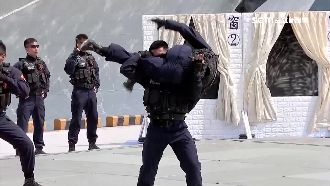 海巡特勤秀絕技　奪命剪刀腳摔飛敵人