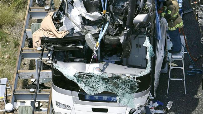 日本對撞車禍　巴士司機急應變救全車
