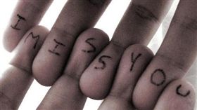 情侶、戀人、雙手、牽手／flickr－´____-.`Şŵ℮℮דҺ*;♥)#´
（https://flic.kr/p/anpkz3）