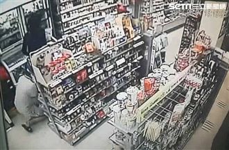 穿拖鞋綁鞋帶？　惡狼偷窺美女師裙底