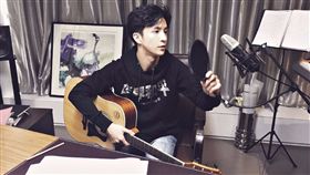  薛之謙自彈自唱　為兌現對前妻的承諾（圖／翻攝自薛之謙微博）