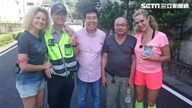 2名參賽者與豐林里里長黃銘通（圖中）與警員合影留念。（圖／翻攝畫面）