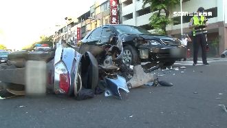 恍神騎入對向快車道　騎士遭撞彈飛