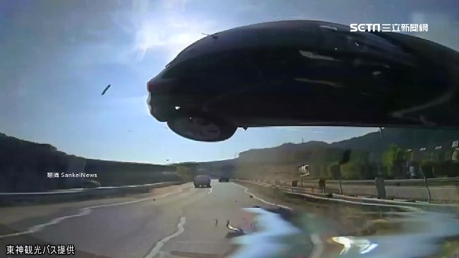 不是拍電影！汽車「從天而降」撞巴士
