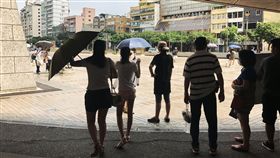 天氣好熱，11日中午12時47分，嘉義測站出現攝氏36.2度，打破該測站今年最熱紀錄，另外，板橋、高雄、台南、蘇澳、宜蘭也都刷新今年紀錄。中央社記者徐肇昌攝　106年6月11日