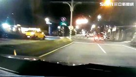 江女一度逆向行駛。（圖／翻攝畫面）
