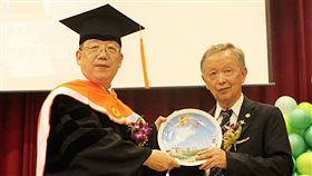 金門大學校長黃奇（左）與李家同。（圖／中央社）