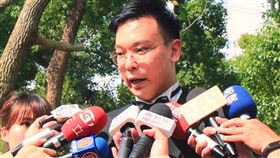 太陽花學運領袖林飛帆（中）11日傍晚將在彰化舉行婚禮，現場僅開放獲邀至親好友入場，不另對外開放。林飛帆下午也露面接受媒體訪問，感謝各界關心。中央社記者蘇木春攝　106年6月11日