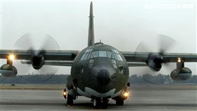 C-130運輸機配備四個渦輪螺旋槳發動機，能作高空、高速遠程飛行，包括日/夜滲透和撤離、特種地面作戰部隊的支援、心理戰任務、空中偵察以及空降和地面—空中救生等，可以在未整備跑道上起降，經過修改後，航程更遠，又可同時執行戰術與戰略運輸任務。（記者邱榮吉/攝影）