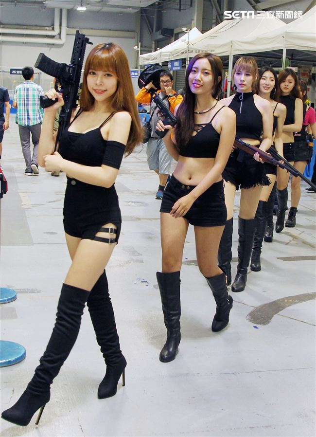 2017世界盃極限射擊總決賽， Show Girls走秀。（記者邱榮吉/攝影）