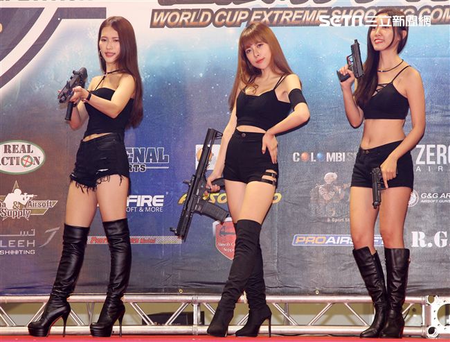 2017世界盃極限射擊總決賽， Show Girls走秀。（記者邱榮吉/攝影）