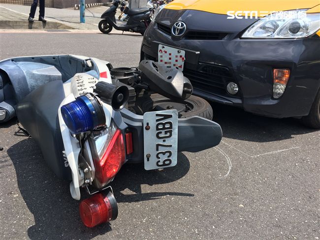 趕去事故現場　警騎車遭小黃撞上