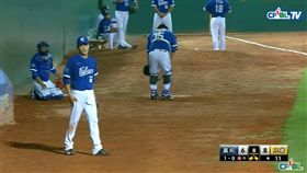 李宗賢補位太慢  方克偉溜手傳球失誤（圖／翻攝自CPBLTV）