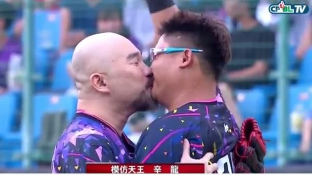 開球後激吻捕手　辛龍：不要跟劉真說