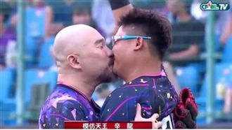 開球後激吻捕手　辛龍：不要跟劉真說